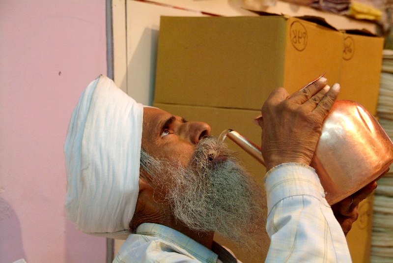 	Indien: Beim trinken nicht das Gefäss berühren	