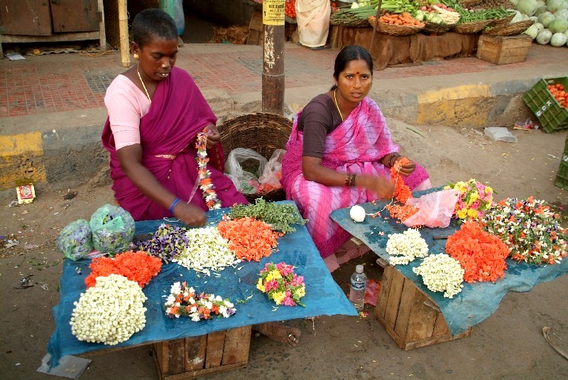 Karnataka, Indien: Frauen verkaufen Blumen an der Strasse	
