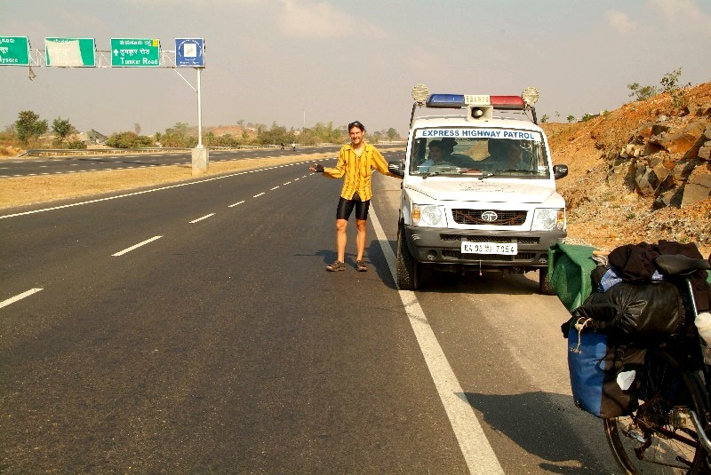 Karnataka, Indien: Auf der leeren Autobahn	