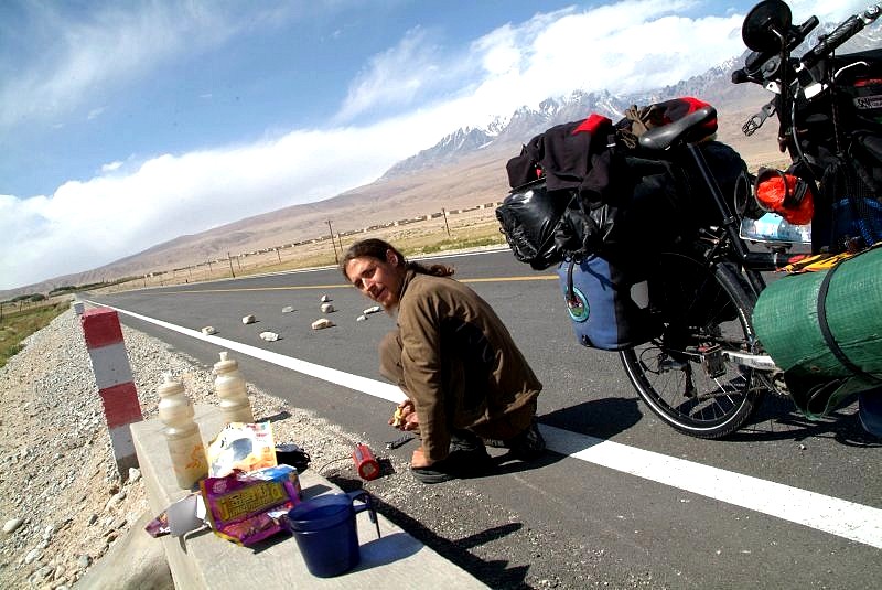 1-04-china-karakorum-highway-pause-am-strassenrand