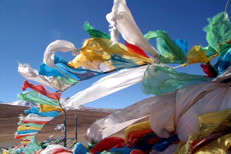 tibet4 005-gebetsflaggen-im-wind