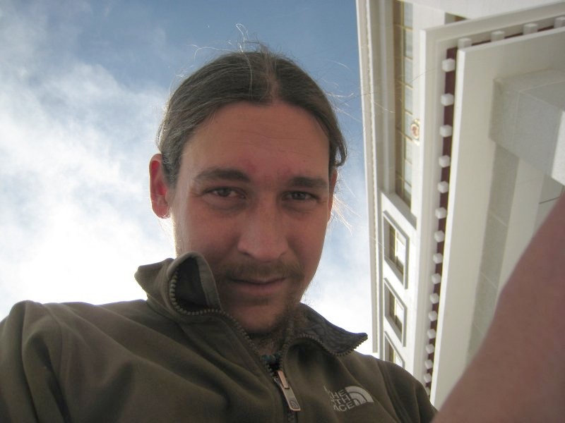 wandern in tibet 023 benny vor der polizeistation.jpg