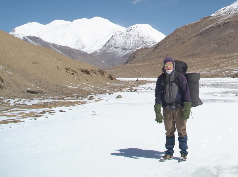wandern in tibet 033 wandern durch die einoede im hintergrund berg nojin kangsang.jpg
