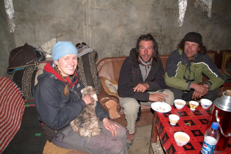 wandern in tibet 044 nach wanderung fertig und kaputt in tibetischem dorf.jpg