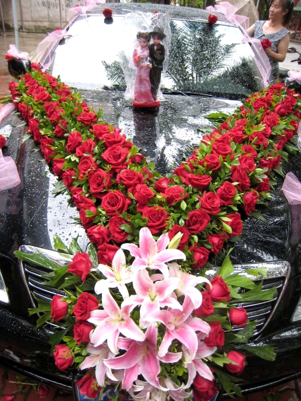 	Jinghong, Yunnan, China: Geschmücktes Auto an Hochzeit	