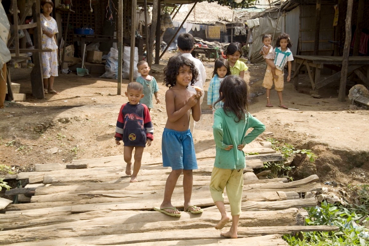 	Kambodscha: Kinder an der Grenze von Thailand und Kambodscha	